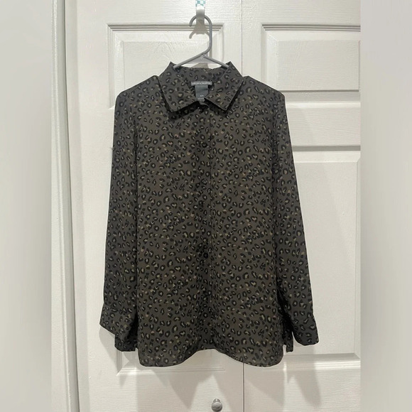 Chelsea & Theodore leopard print long sleeve button up top - Picture 1 of 5